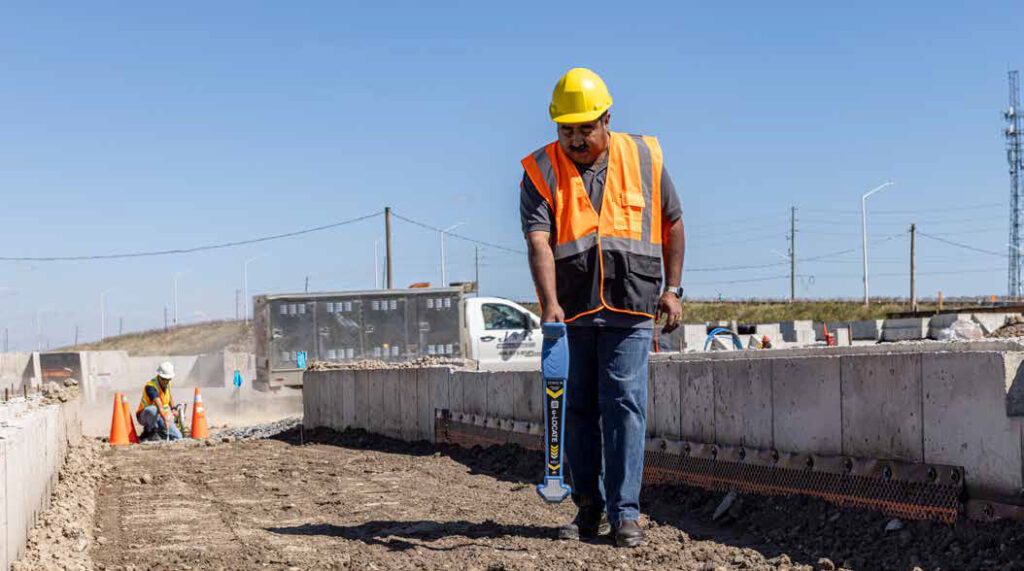 Εντοπιστής υπόγειων καλωδίων σε χρήση στο πεδίο πριν από εκσκαφή
