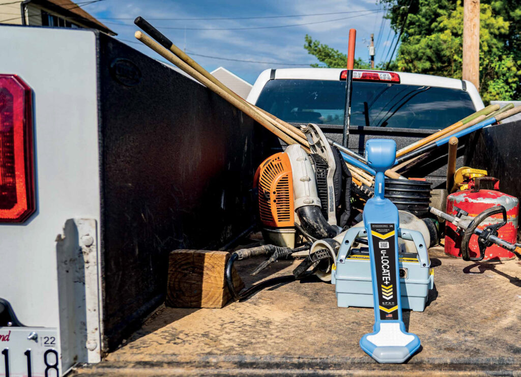 Εξοπλισμός εντοπισμού υπόγειων δικτύων σε εργοτάξιο – (underground-cable-locator-equipment-field)